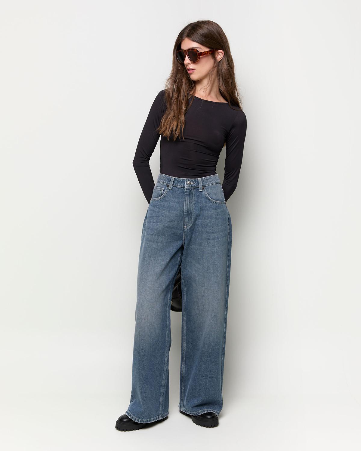 model_shot-front_full